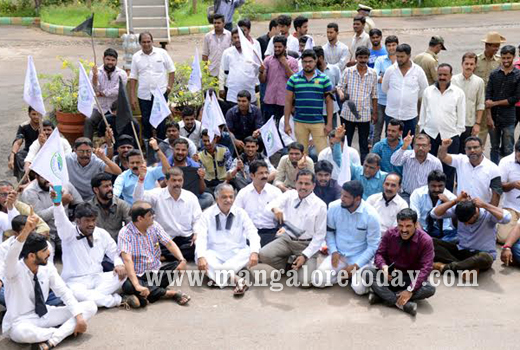 NRSS portray black flag against Sadananda Gowda and Veerappa Moily 1